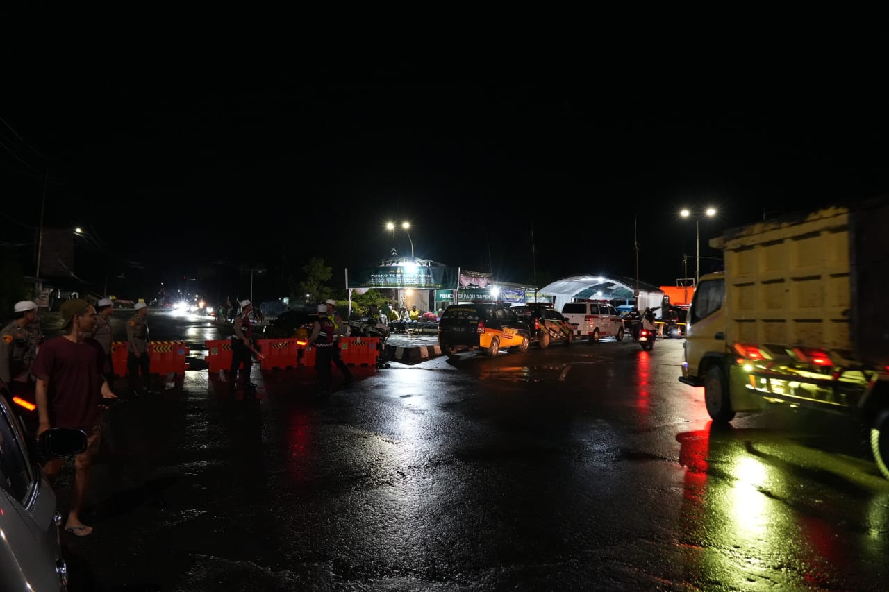 BERJAGA: Petugas kepolisian mulai menjaga arus balik 5 Rajab di Bundaran Bungur.