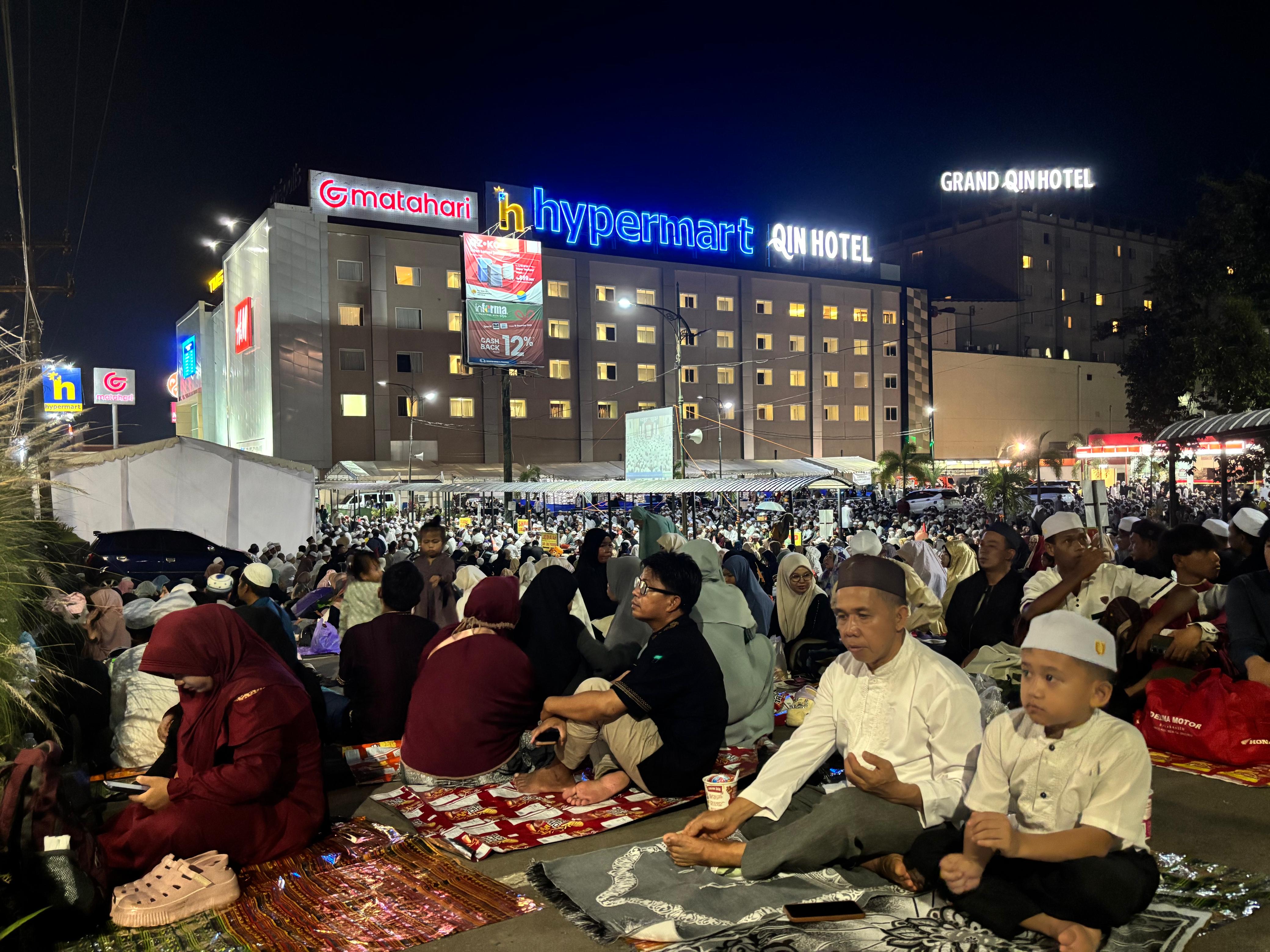 MELUBER: Jemaah 5 Rajab memadati Q Mall Banjarbaru.