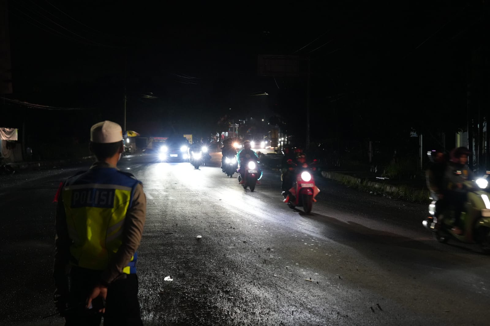 BERJAGA: Anggota Sat Lantas Polres Tapin mengatur jalur di Bundaran Bungur Rantau.