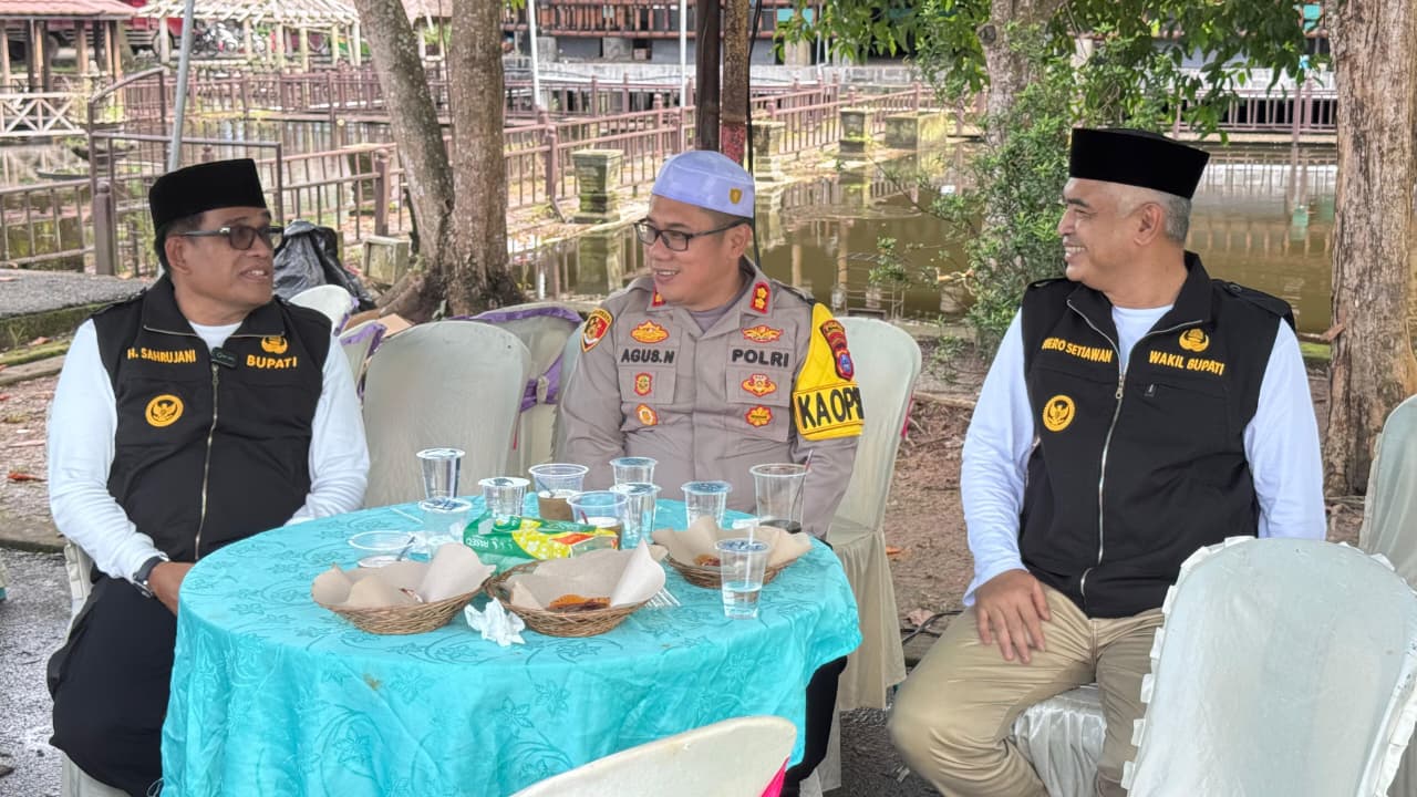 MOMEN:Bupati HSU, H Sahrujani dan Kapolres HSU, AKBP Agus Nuryanto, dan Wabup HSU, Hero Setiawan saat meninjau sejumlah rest area momen lima rajab di Kota Amuntai.Foto:Pemkab HSU