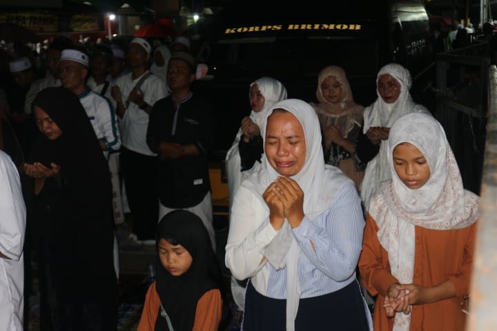 PENUH HARU: Banyak jemaah meneteskan air mata saat Syair Mahalul Qiyam dilantunkan dalam pembacaan Maulid Habsy pada majelis rutin 5 Rajab.