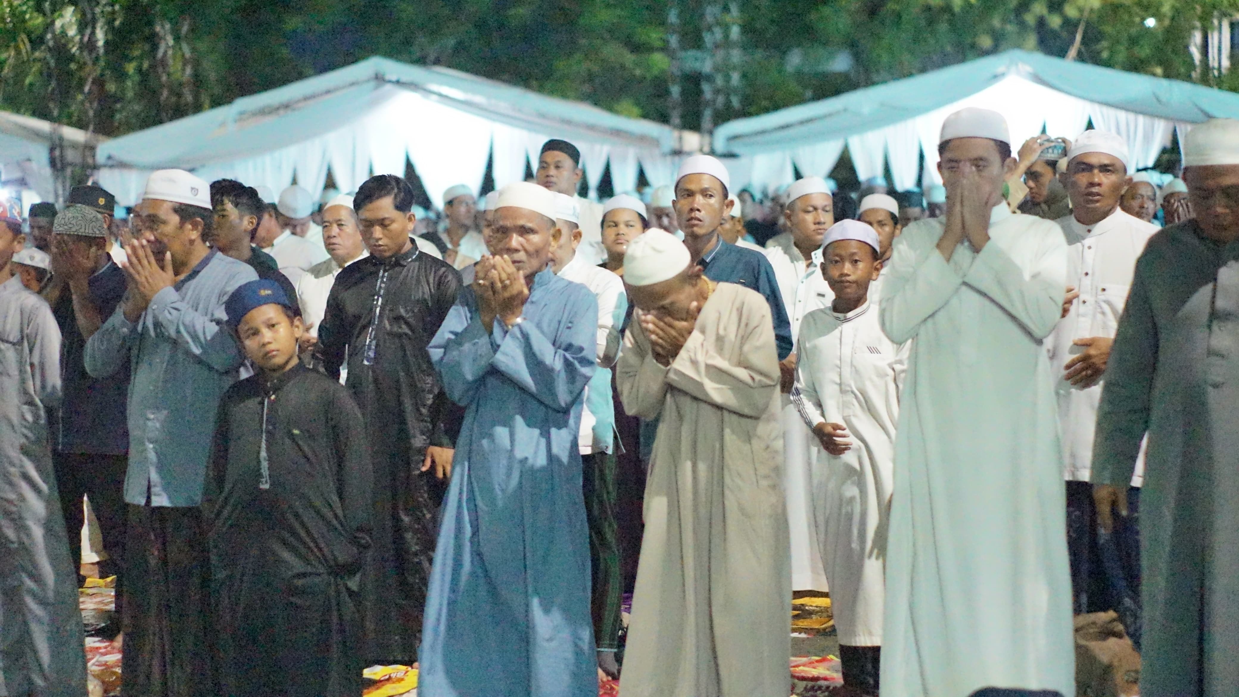 KHUSYUK: lapangan murjani membludak jemaah dari berbagai wilayah