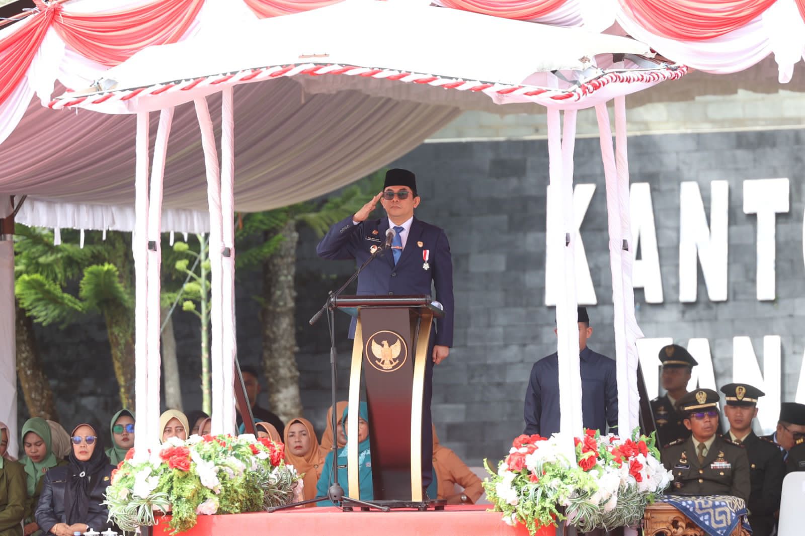 UPACARA: Bupati Tanah Bumbu Andi Rudi Latif memimpin upacara Peringatan Hari Bela Negara ke-77 di Gunung Tinggi, Batulicin, Jumat (19/12/2025).