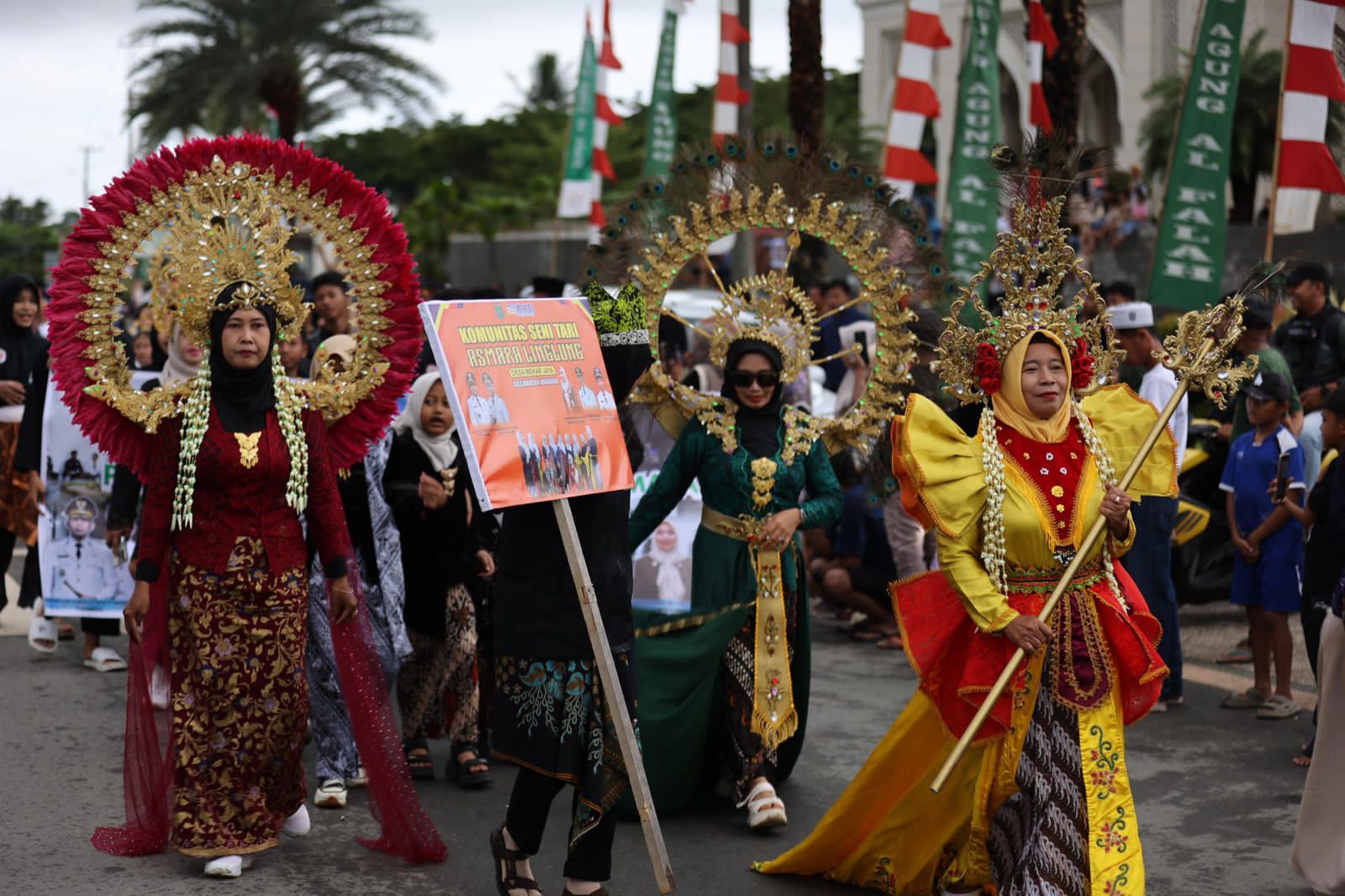 ATRAKTIF:Sejumlah warga mengenakan pakaian adat dari berbagai etnis saat mengikuti Karnaval Etnik Budaya Tanah Bumbu di Jalan Kodeco, Kecamatan Simpang Empat, Minggu (21/12/2025).
