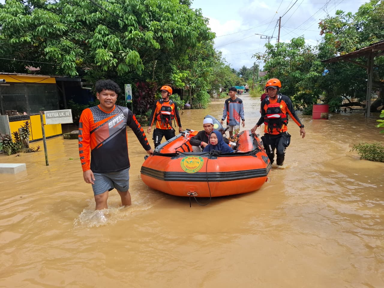 EVAKUASI: Tim SAR Gabungan lakukan evakuasi warga korban banjir di HSS.