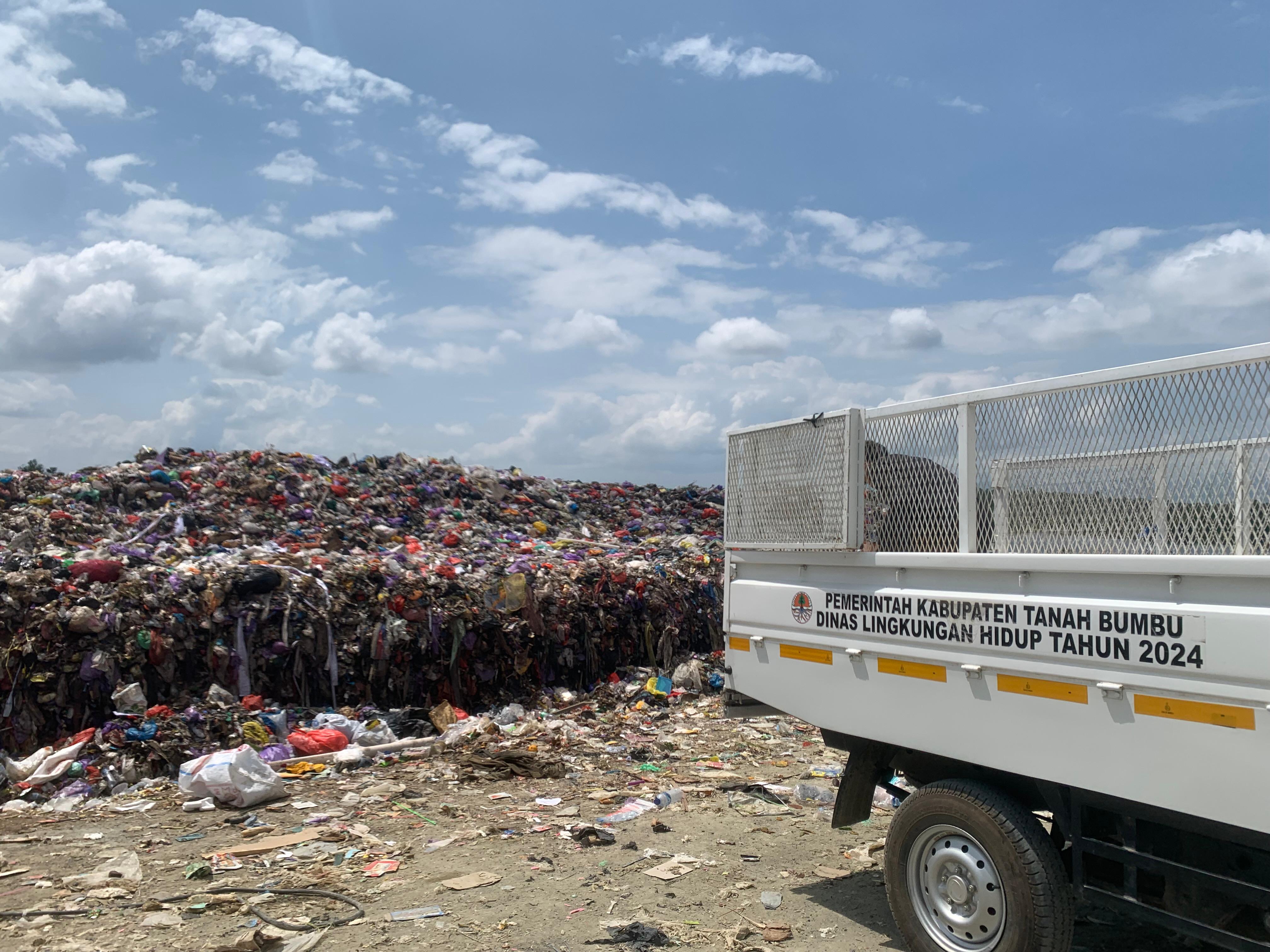 SAMPAH: Petugas membuang tumpukan sampah di TPA Sungai Dua, Kabupaten Tanah Bumbu.