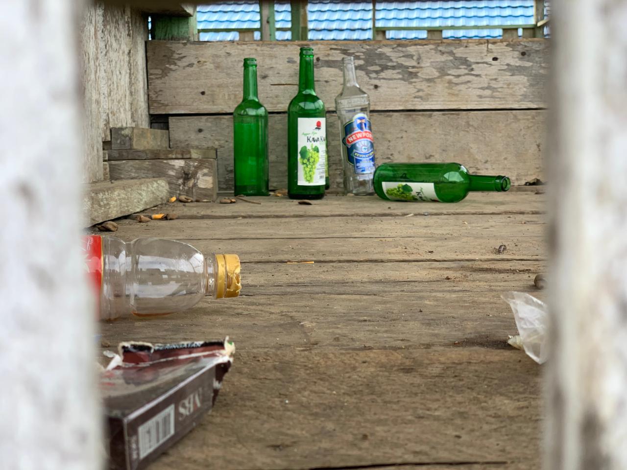BOTOL MIRAS: Bekas botol minuman keras berserakan di area tribun Lapangan Sepak Bola Tamara, Kecamatan Teluk Kepayang, Tanah Bumbu.