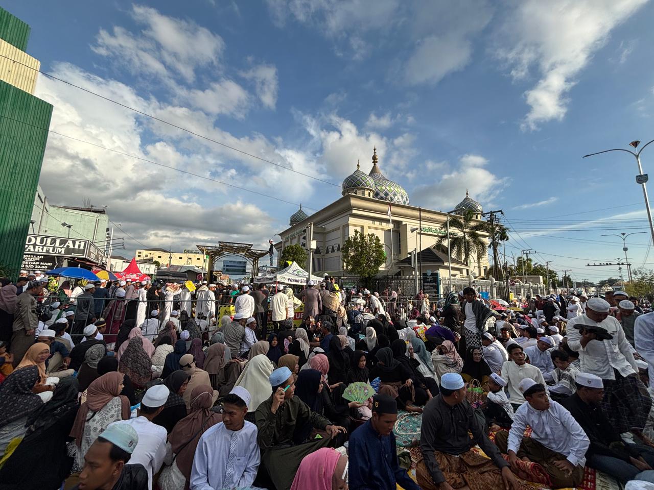 PENUH JEMAAH: Kondisi Simpang Empat Sekumpul, Martapura dipenuhi lautan jemaah momen 5 Rajab.