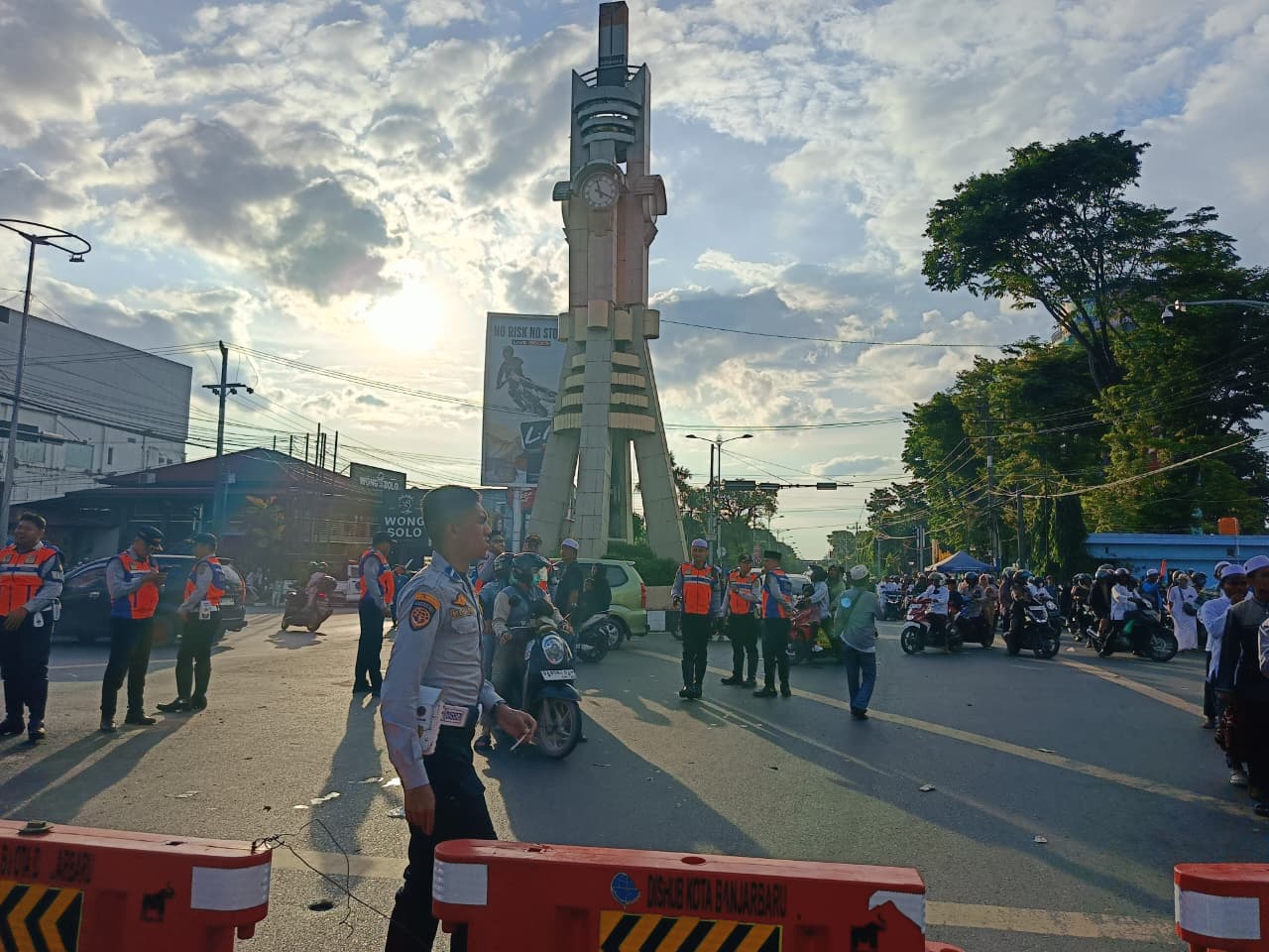 DIALIHKAN: Penyekatan jalur terakhir di A. Yani atau tepatnya Simpang Tugu Adipura Banjarbaru