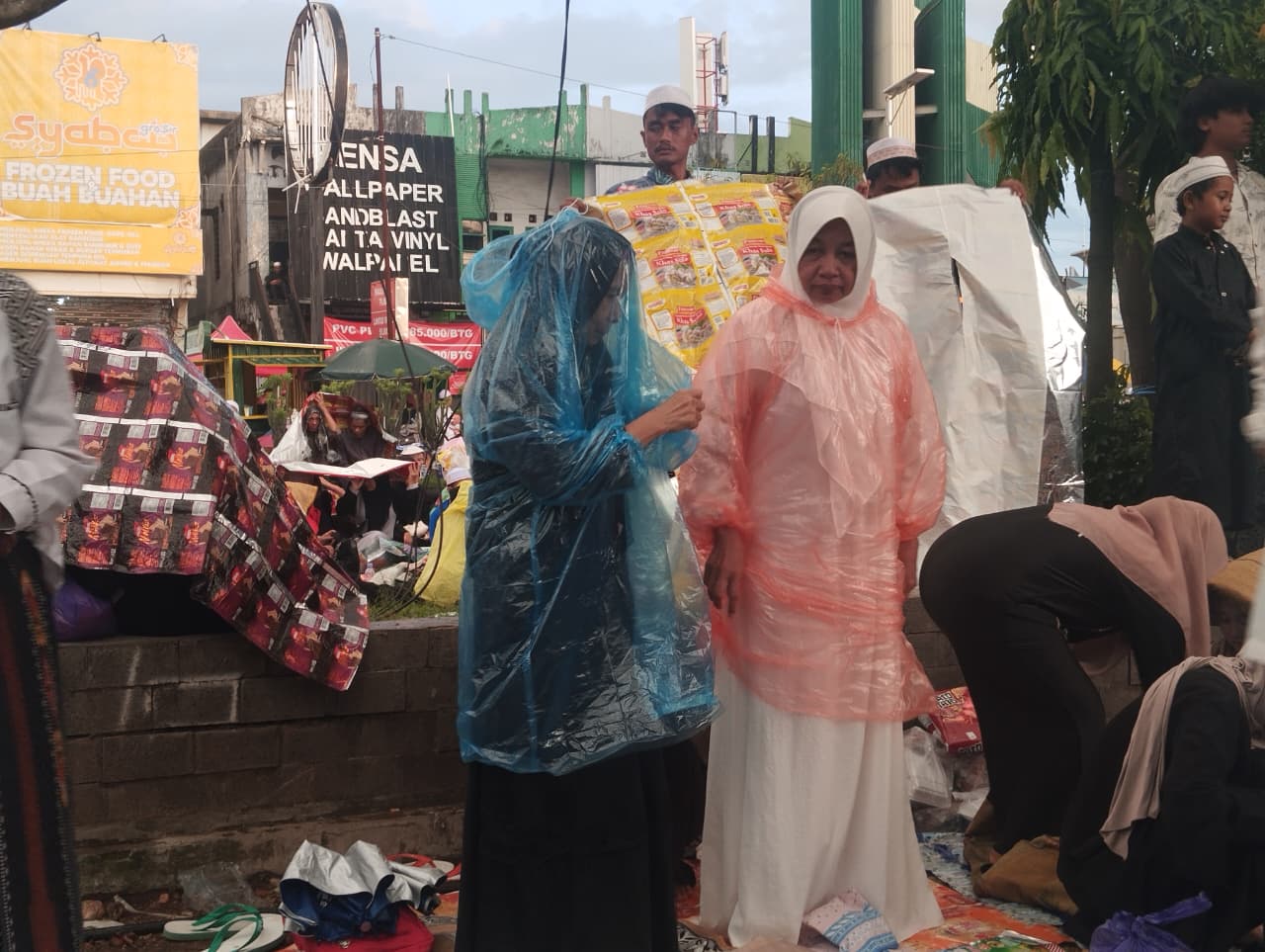 GERIMIS: Meski gerimis jelang pelaksanaan salat Magrib dan majelis rutin, jemaah memilih tidak beranjak.
