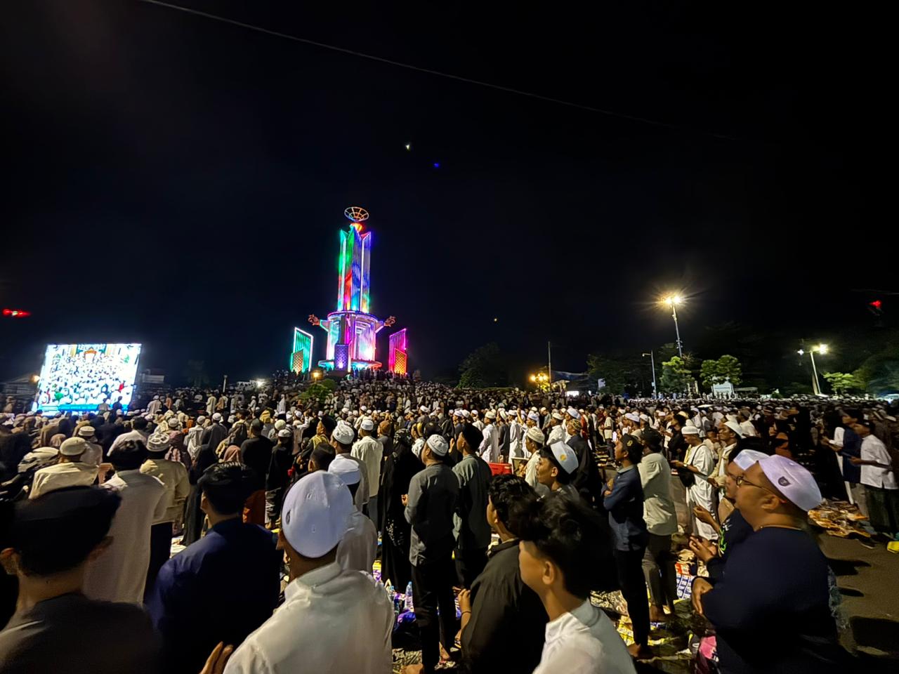 KHUSYUK: Jemaah momen 5 Rajab mengikuti pengajian yang berlangsung di Mushala Ar Raudhah dari Simpang Empat Bundaran Banjarbaru. Minggu (28/12/2025) malam.