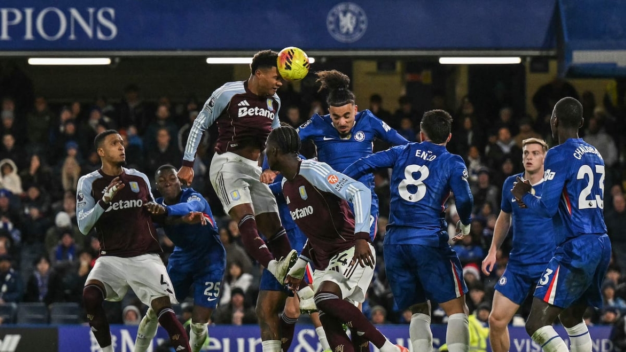 MENYUNDUL: Penyerang Aston Villa, Ollie Watkins saat menyundul bole ke gawang Chelsea dalam pertandingan Liga Inggris, Minggu (28/12) dini hari WIB.