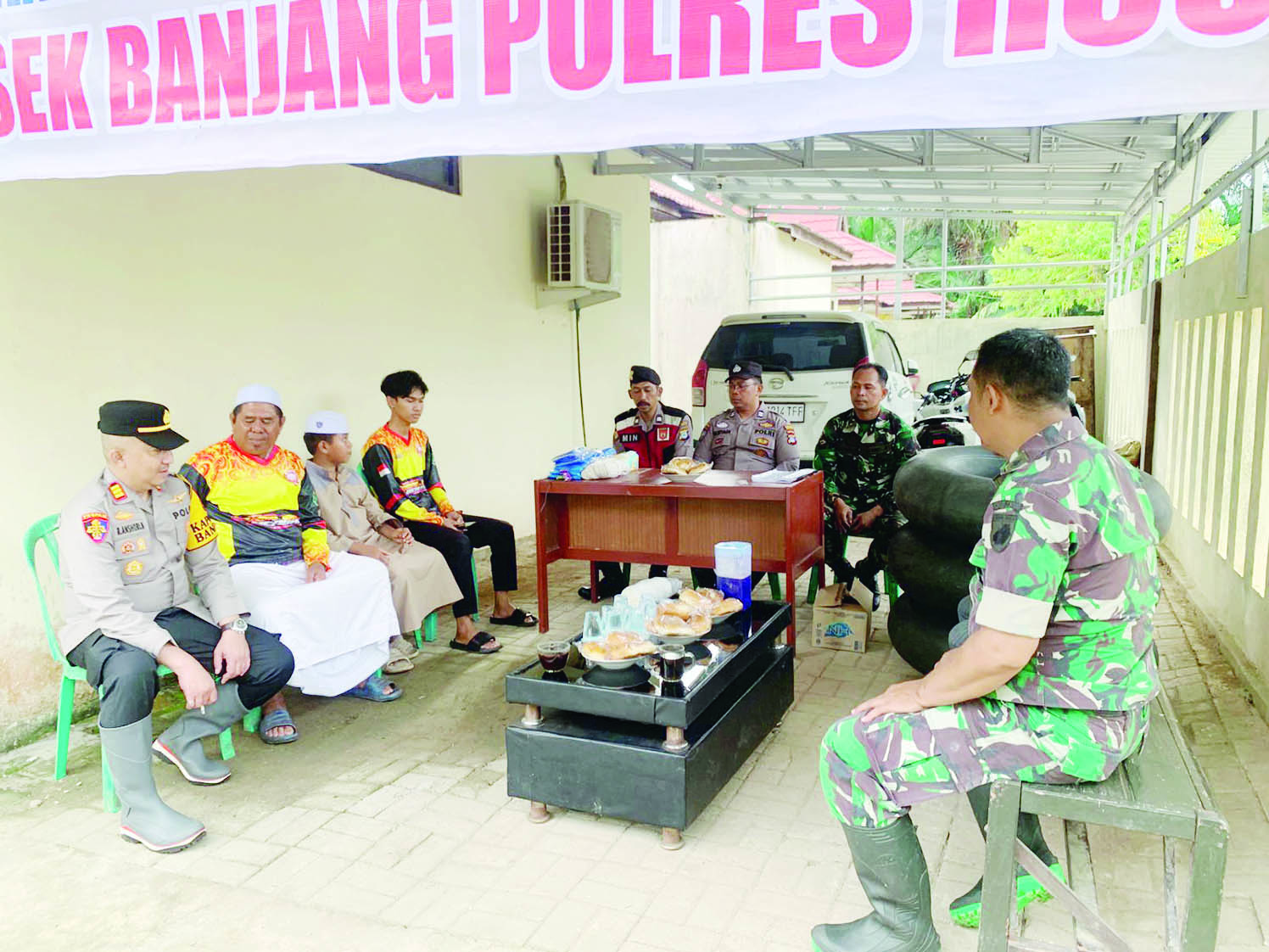 ANTISIPASI: Anggota Polsek Banjang bersama unsur TNI dan masyarakat mendirikan posko banjir di halaman polsek.