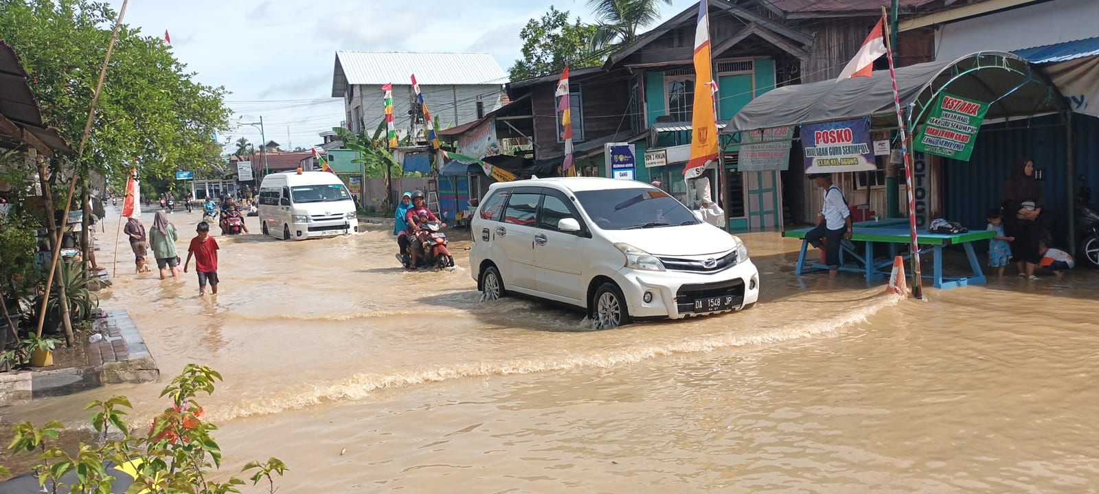 BANJIR: Kondisi jalan utama kawasan perkotaan di Kelurahan Agung banjir, Tabalong.