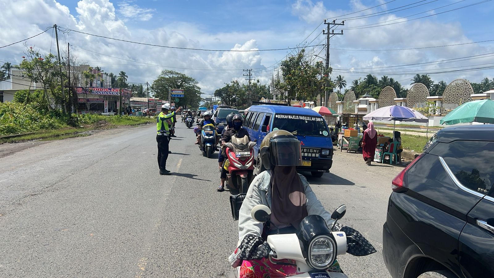 SATU ARAH: Satlantas Polres HSS terapkan sistem satu arah untuk mengurai kemacetan arus balik momen 5 Rajab.