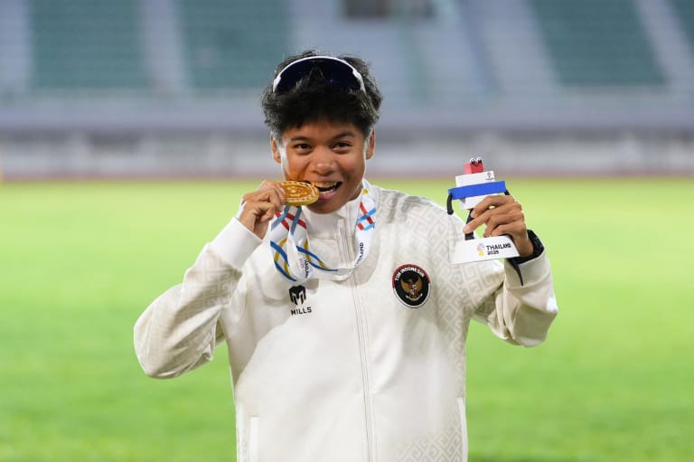 MEDALI: Dina Aulia usai meraih medali emas nomor lari gawang 100 meter putri pada SEA Games 2025 Thailand.