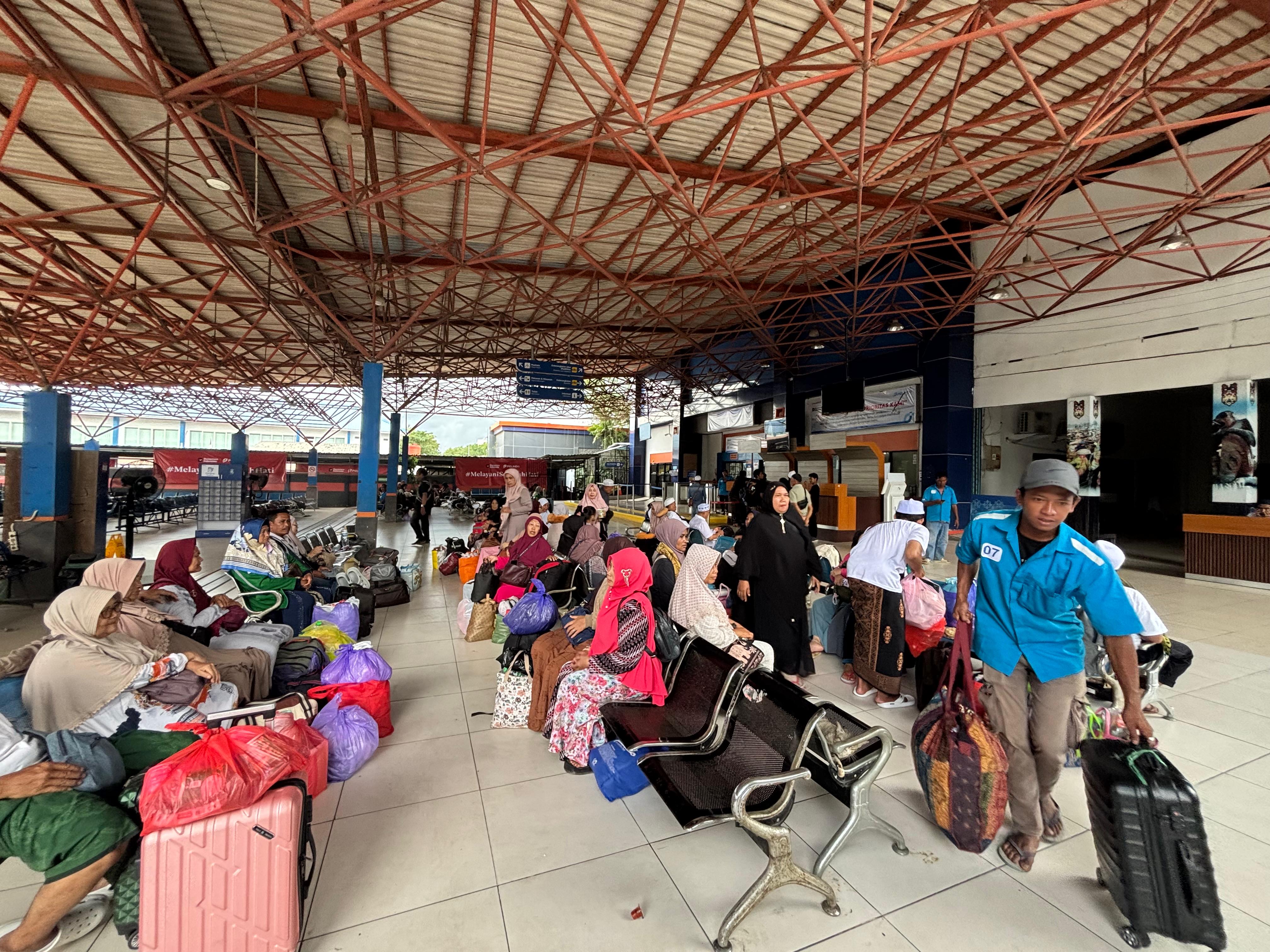 JALUR LAUT: Jemaah momen 5 Rajab asal Jawa Timur berkumpul di Pelabuhan Trisakti Banjarmasin.