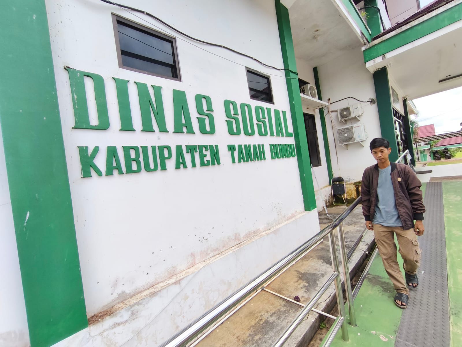 Kantor Dinas Sosial Kabupaten Tanah Bumbu di Jalan Dharma Praja, Kecamatan Batulicin, Tanah Bumbu.