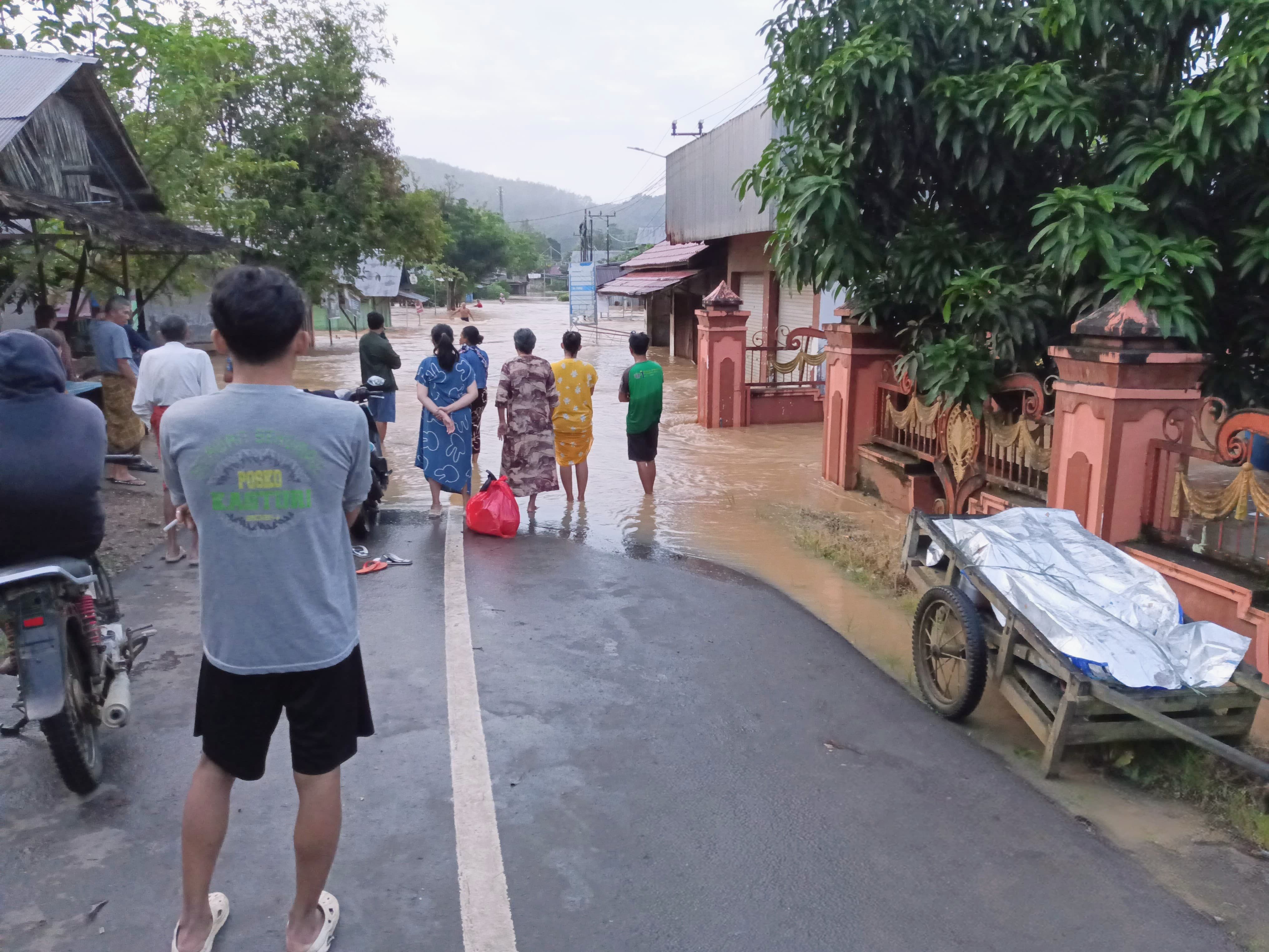 BANJIR MELUAS: Warga di Kecamatan Pengaron hanya bisa menonton rumahnya yang masih tergenang banjir pada Minggu (28/12/2025)