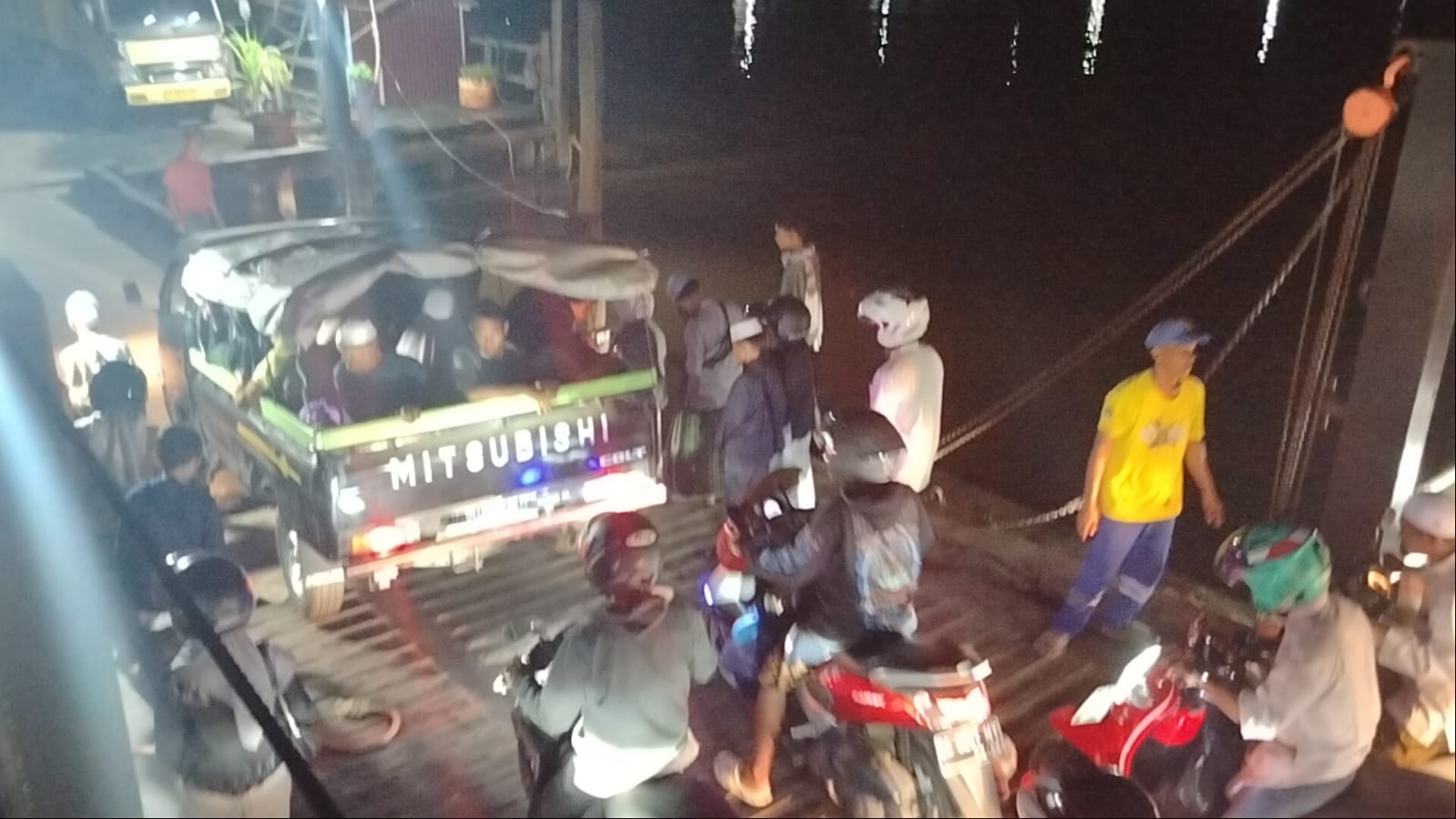 PENUH PENUMPANG: Jemaah 5 Rajab memadati feri penyeberangan Banjar Raya-Sungai Lauk saat arus balik.
