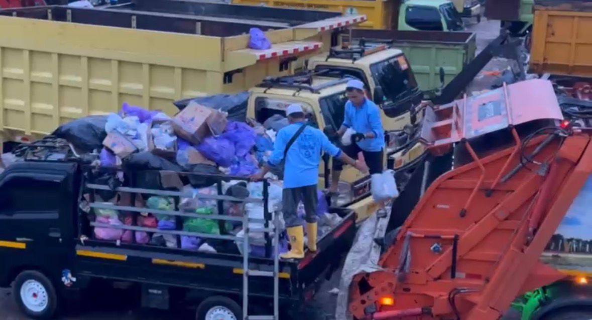SAMPAH JEMAAH: Armada dari DLH Banjarmasin melakukan penanganan sampah di Sekumpul, Martapura hari ini.