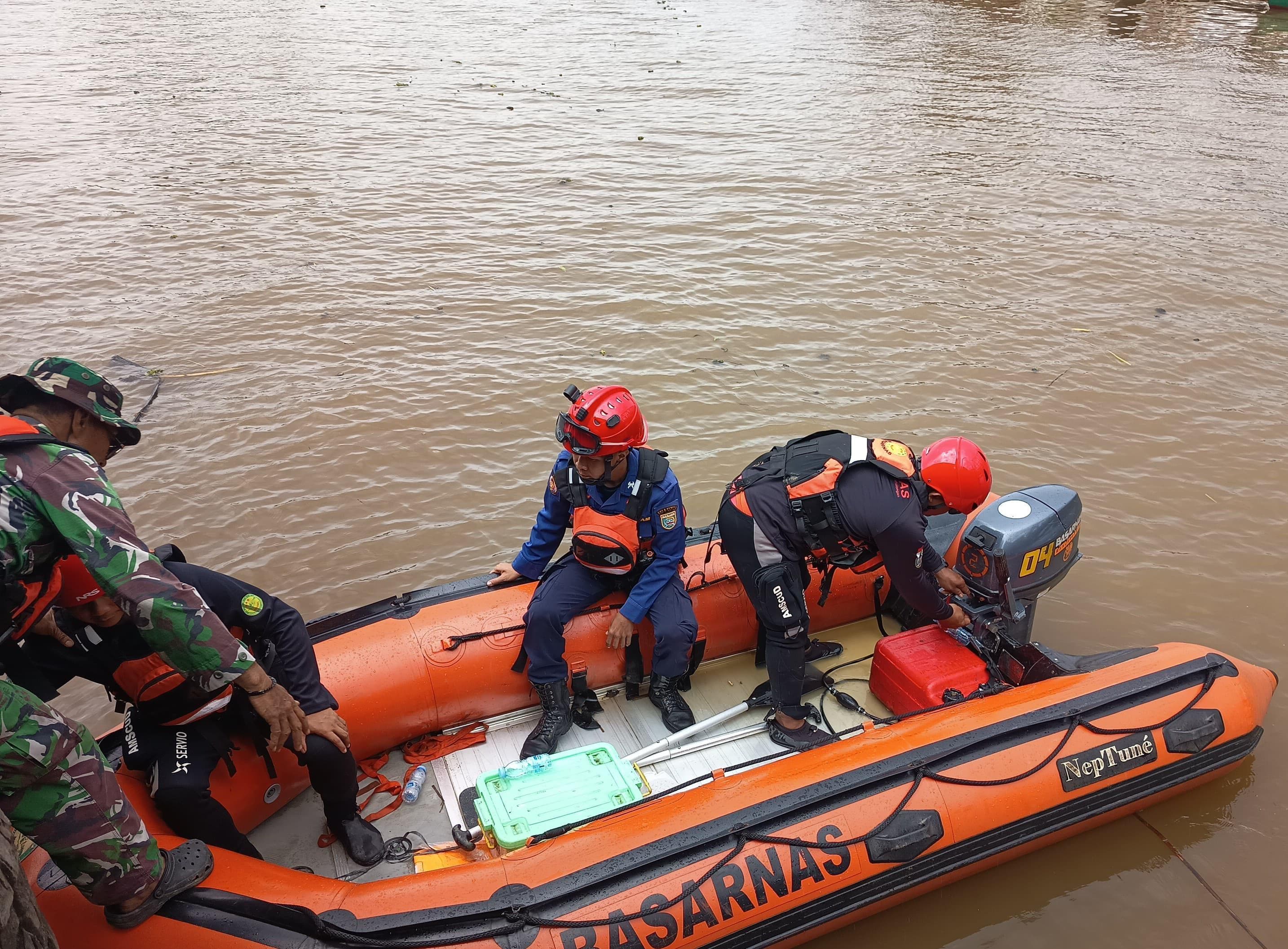 PENCARIAN: Tim SAR gabungan melakukan penyisiran permukaan sungai di Desa Simpang Warga, Kecamatan Aluh-Aluh, Kabupaten Banjar, Senin (29/12/2025) sore.