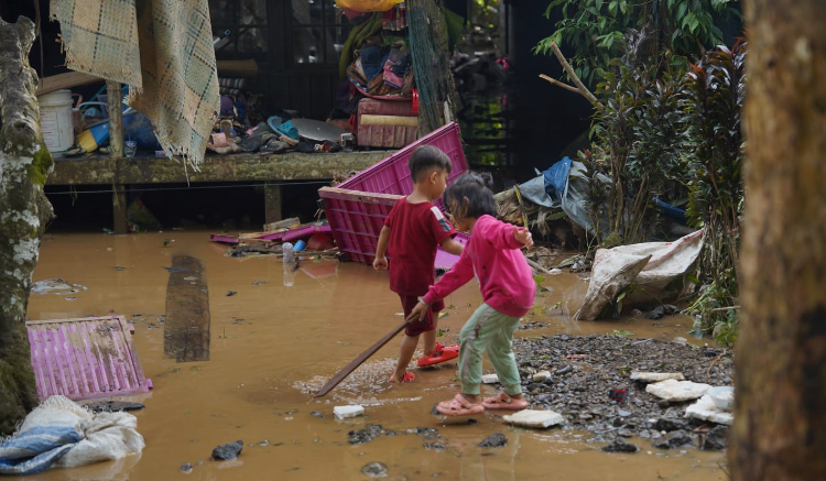 Potret bocah bermain di sisa lumpur pascabanjir di Kabupaten Balangan, seiring upaya pemulihan pascabencana.&nbsp;