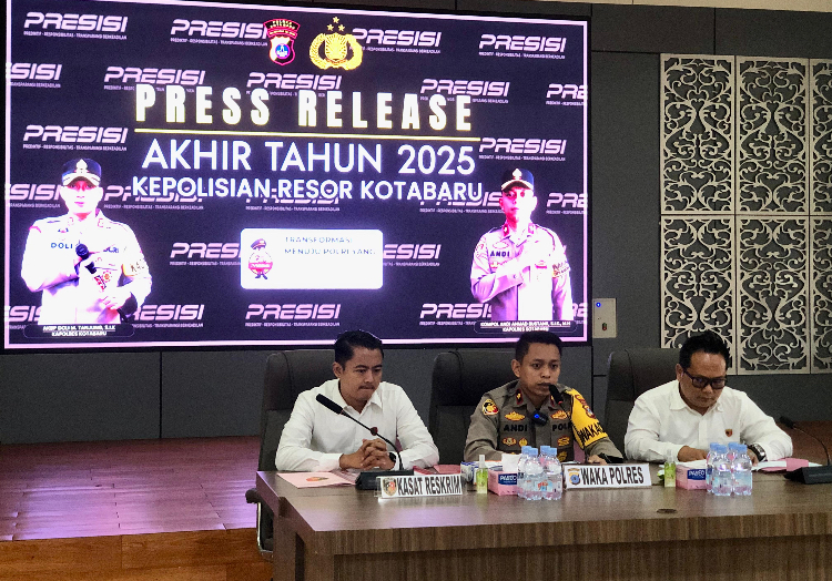 Wakapolres Kotabaru Kompol Andi Ahmad Bustanil bersama Kasat Reskrim AKP Shoqif Fabrian Yuwindayasa dan Kasat Resnarkoba Iptu Sidiq Martujet.