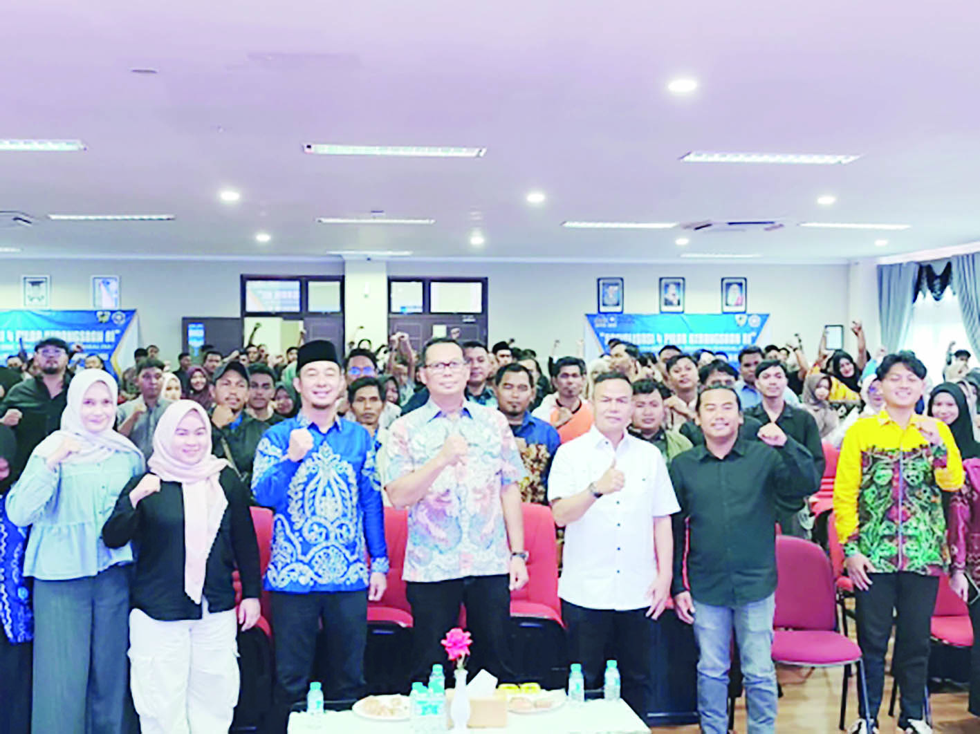 SEMANGAT: Anggota DPR RI dari Dapil II Kalsel Endang Agustina foto bersama peserta sosialisasi Empat Pilar Kebangsaan di Aula Gedung Kuliah Terpadu Politeknik Negeri Tanah Laut.