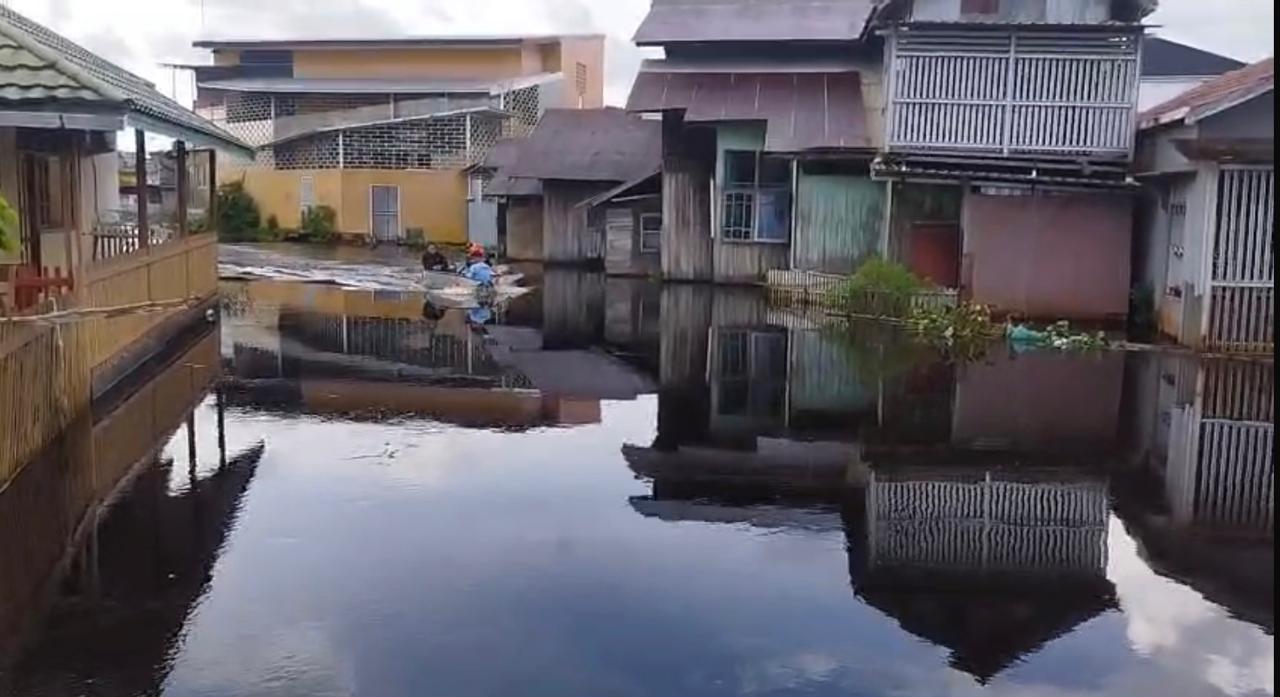 WASPADA BANJIR KIRIMAN: Tim BPBD Banjarmasin memantau kondisi air sungai di kawasan perbatasan Kelurahan Sungai Lulut, Kecamatan Banjarmasin Timur, yang berbatasan dengan Kabupaten Banjar.