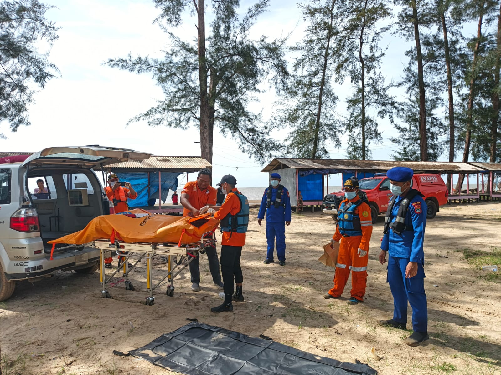 EVAKUASI: Tim Inafis dan Satpolairud Polres Tanah Laut (Tala) melakukan evakuasi terhadap jenazah Sumardi (44), penumpang KM Dharma Rucitra I yang diduga menceburkan diri.