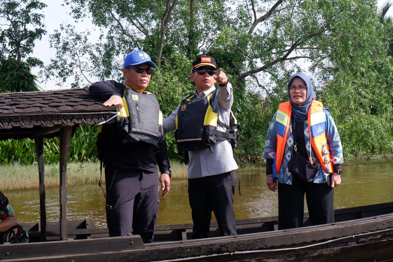 PANTAUAN LAPANGAN:Wali Kota Banjarmasin, HM Yamin (tengah) bersama Kepala BWS Kalimantan III Banjarmasin, Dedi Supriyadi dan Kepala PUPR Kota Banjarmasin, Suri Sudarmadiyah menyusuri sungai.
