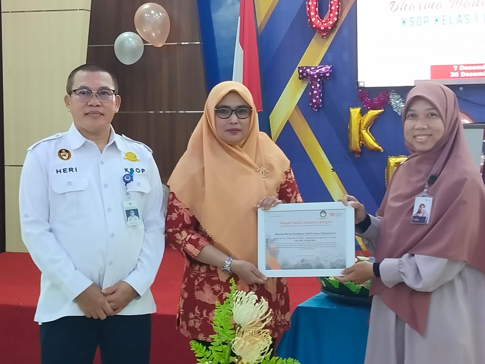 DONASI:Ketua DWP KSOP Kelas I Banjarmasin, Riena Heri dan Kepala KSOP Kelas I Banjarmasin, Heri Purwanto menyerahkan bantuan kepada Rumah Zakat untuk disalurkan kepada korban bencana alam di Sumatera