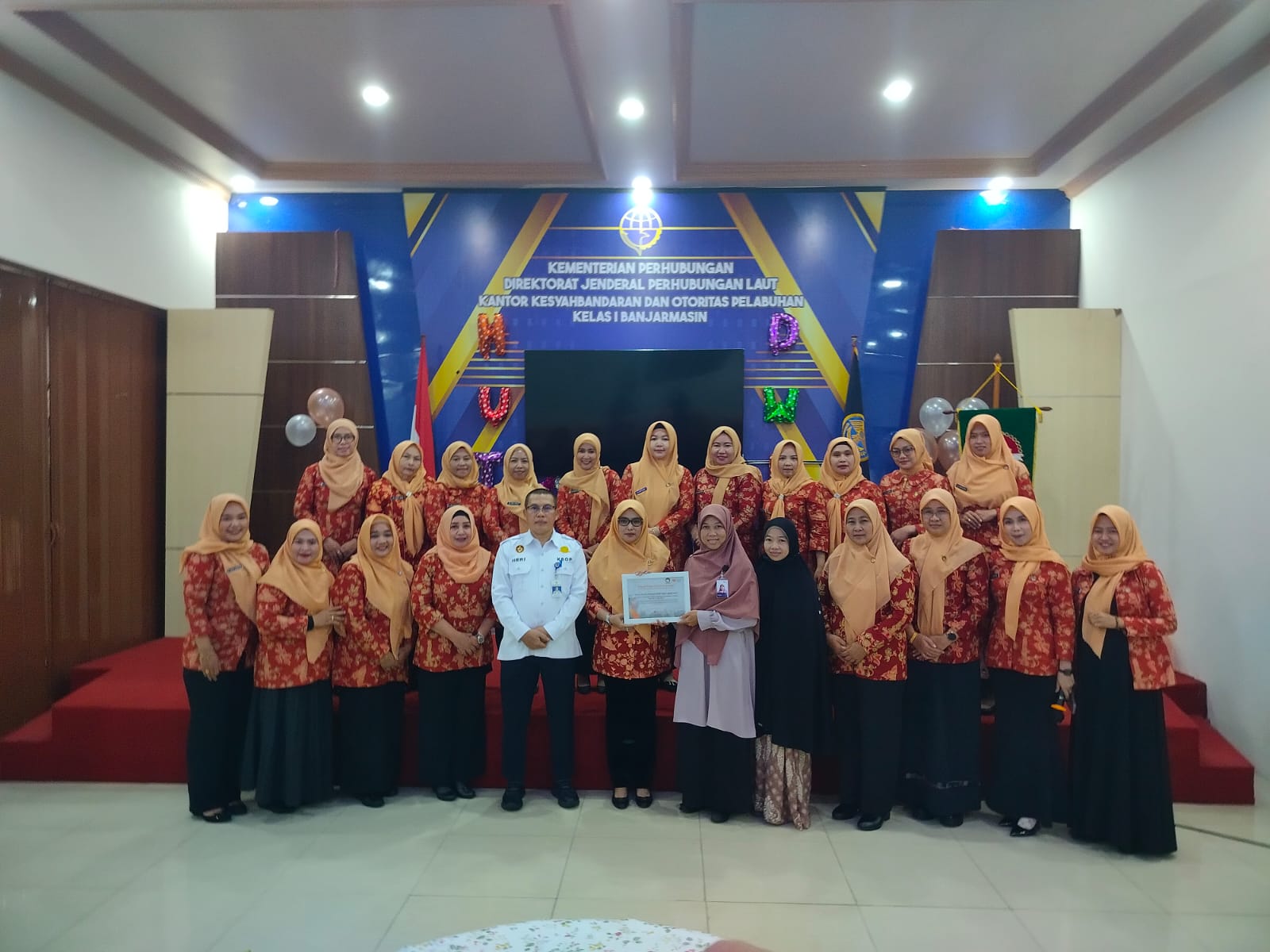 PEDULI: Anggota DWP KSOP Kelas 1 Banjarmasin berfoto bersama Kepala KSOP Kelas 1 Banjarmasin, Heri Purwanto saat menyerahkan bantuan untuk korban bencana di Aceh dan Sumatera lewat Rumah Zakat.
