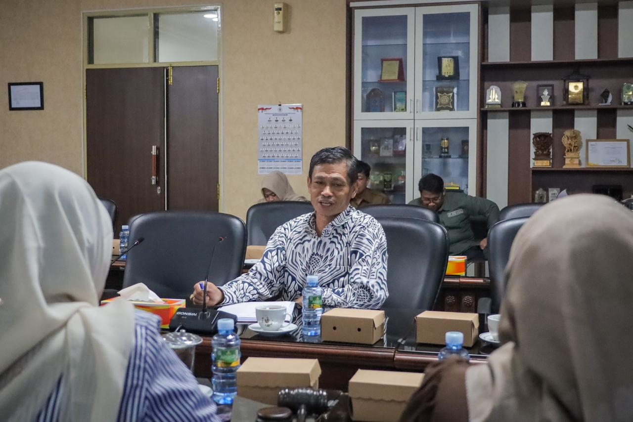 BERI PENJELASAN: Rektor ULM, Ahmad Alim memenuhi panggilan Komisi IV DPRD Kalsel perihal pencopotan guru besar lalu.