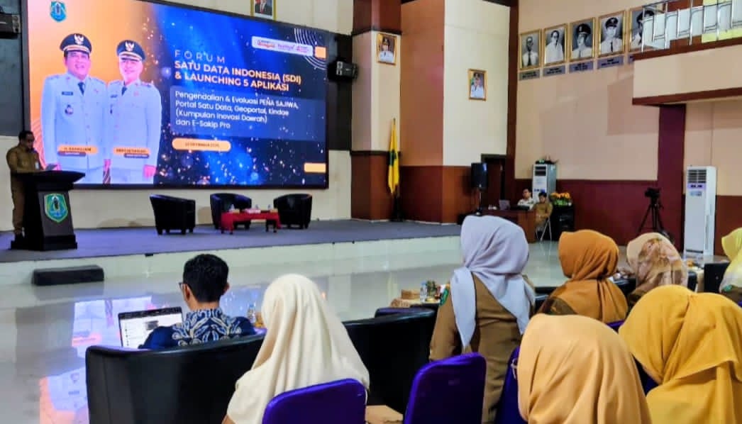 DIGITALISASI:Bupati HSU, H Sahrujani menyampaikan sambutan dalam Forum Satu Data Indonesia (SDI) yang dirangkai peluncuran lima aplikasi daerah, di Aula Dr KH Idham Chalid, Amuntai.