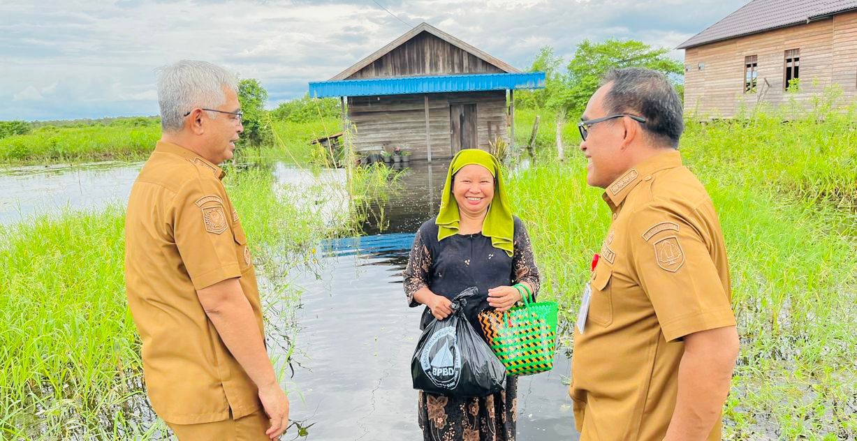 HADIR:Bupati dan Wakil Bupati Kabupaten HSU, H Sahrujani dan Iwan Alabio menyalurkan bantuan banjir di Desa Mawar Sari dan Pinangkara, Kecamatan Amuntai Tengah.Foto:Pemkab HSU