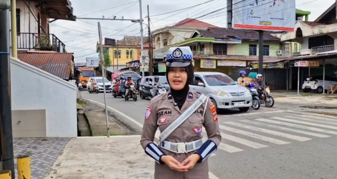 LANCAR: Bripda Polwan Afizah anggota Satlantas Polres HSU, monitoring kondisi arus balik jamaah momen lima rajab di Simpang Empat Banua Lima, Kecamatan Amuntai Tengah, Kabupaten HSU, Selasa (30/12/202