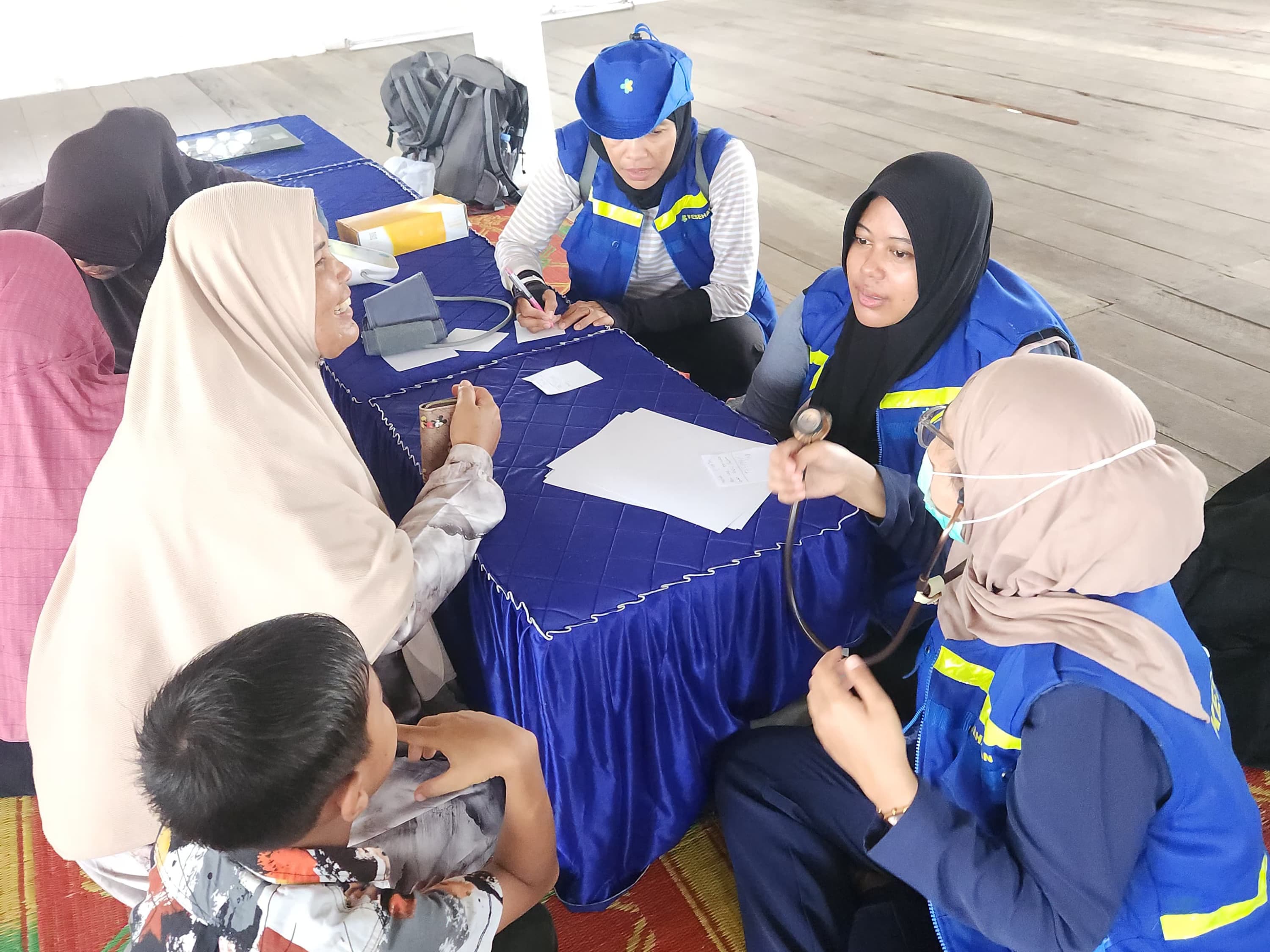 Riens Fahrina berinteraksi dengan anak-anak korban bencana saat menjalankan tugas sebagai relawan kesehatan Kemenkes RI di Kabupaten Aceh Utara. (Riens for Radar)