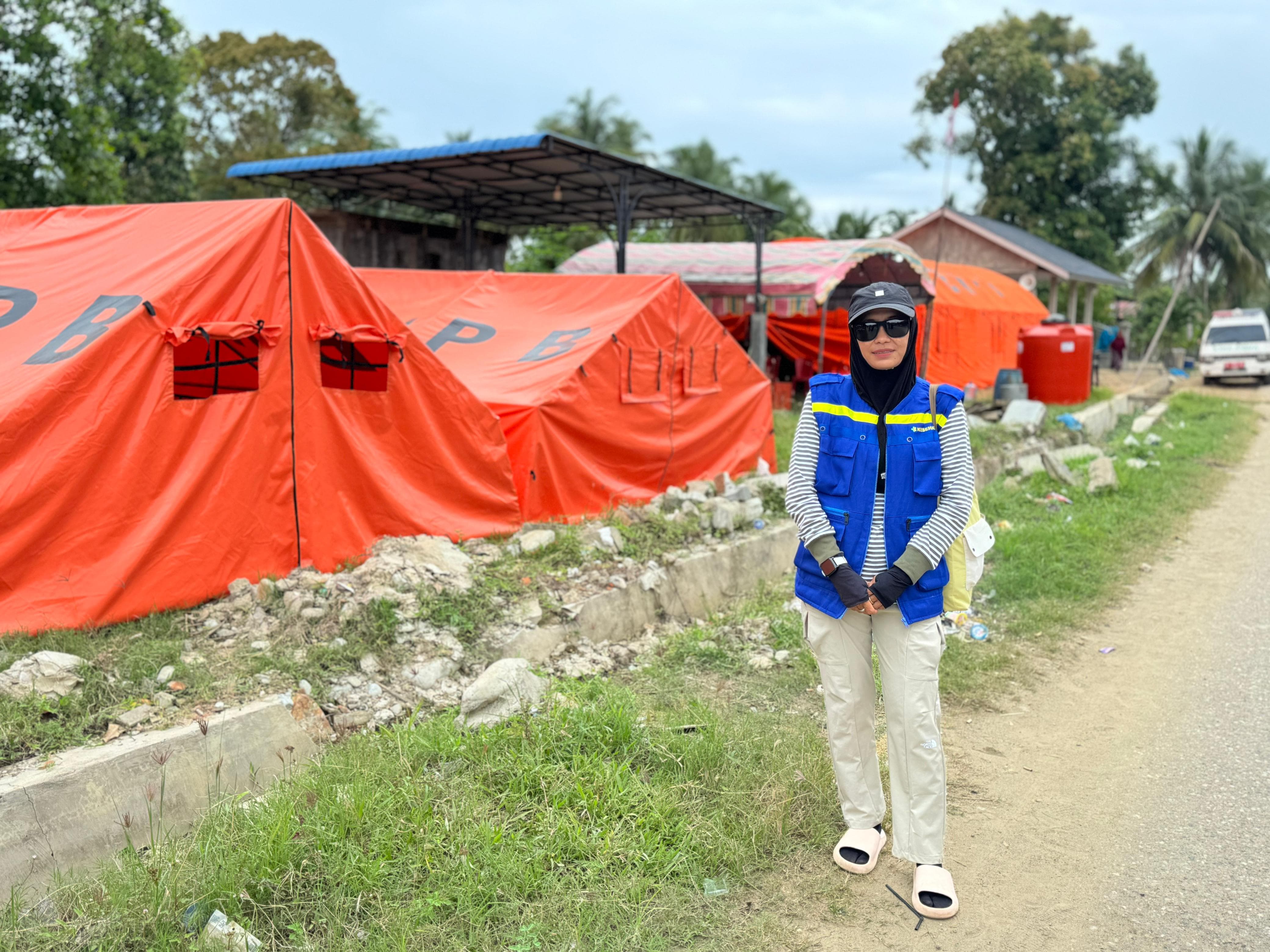 Riens Fahrina berinteraksi dengan anak-anak korban bencana saat menjalankan tugas sebagai relawan kesehatan Kemenkes RI di Kabupaten Aceh Utara. (Riens for Radar)