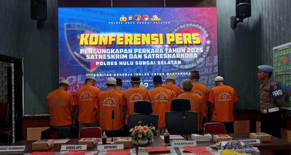 RILIS KASUS: 11 orang dari total keseluruhan tahanan narkoba ditampilkan pada saat perilisan kasus.