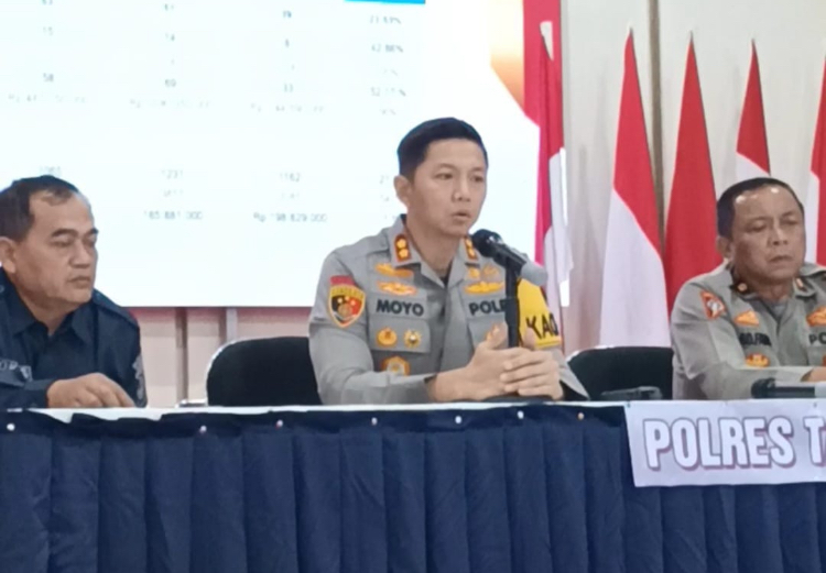 Kapolres Tabalong AKBP Wahyu Ismoyo dalam konferensi pers akhir tahun 2025.