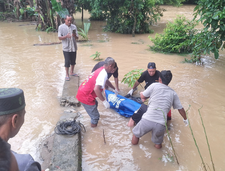 Polisi dibantu warga mengevakuasi jasad perempuan yang ditemukan mengapung di Sungai Balangan, Desa Lamida Bawah, Paringin, Selasa (30/12) pagi.