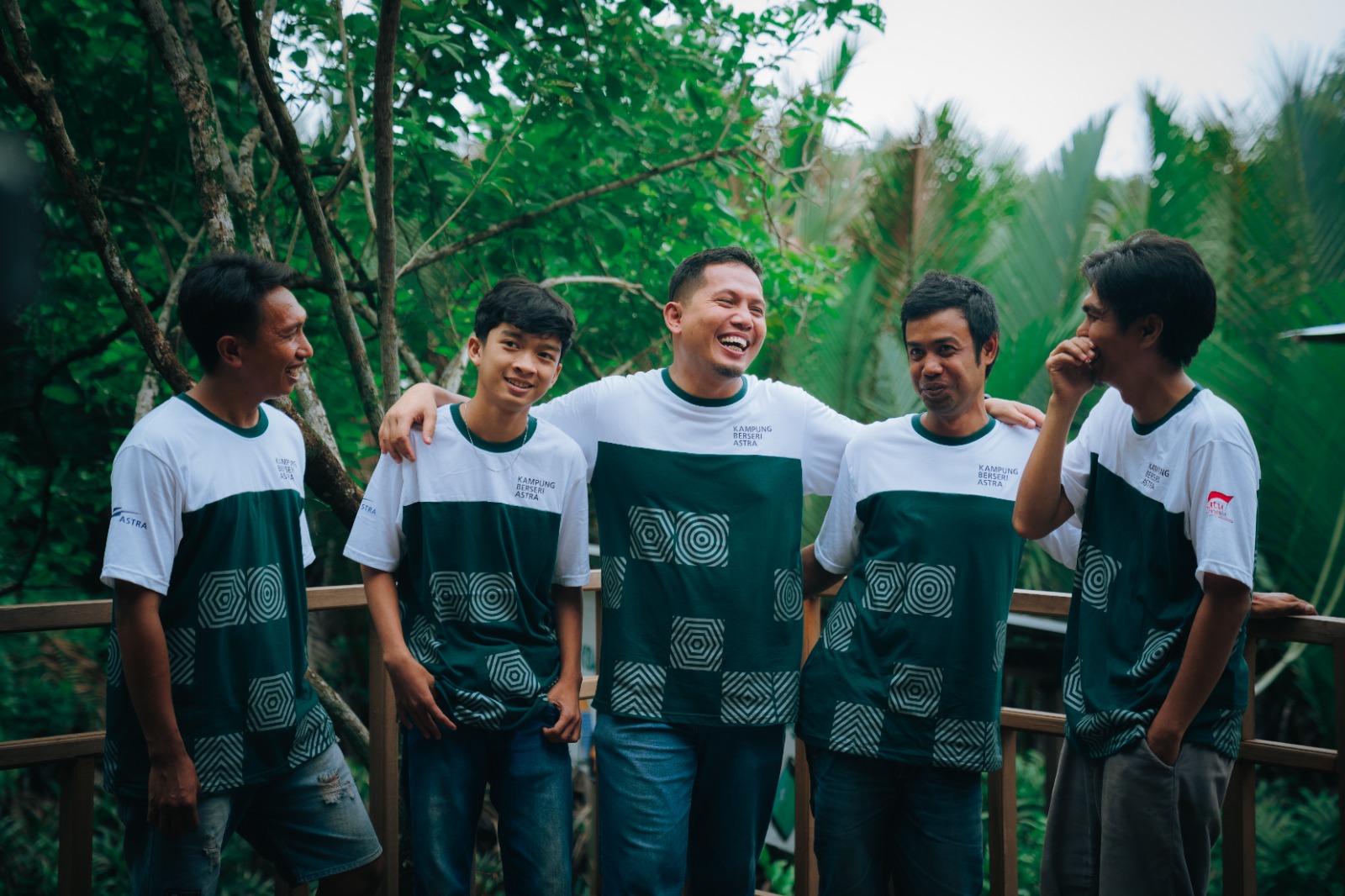BERKELANJUTAN: Tokoh Penggerak Kampung Berseri Astra Rammang-Rammang, Zainal Abidin (tengah), bersama warga menjaga kawasan karst sekaligus mendorong desa wisata yang bersih dan sehat.