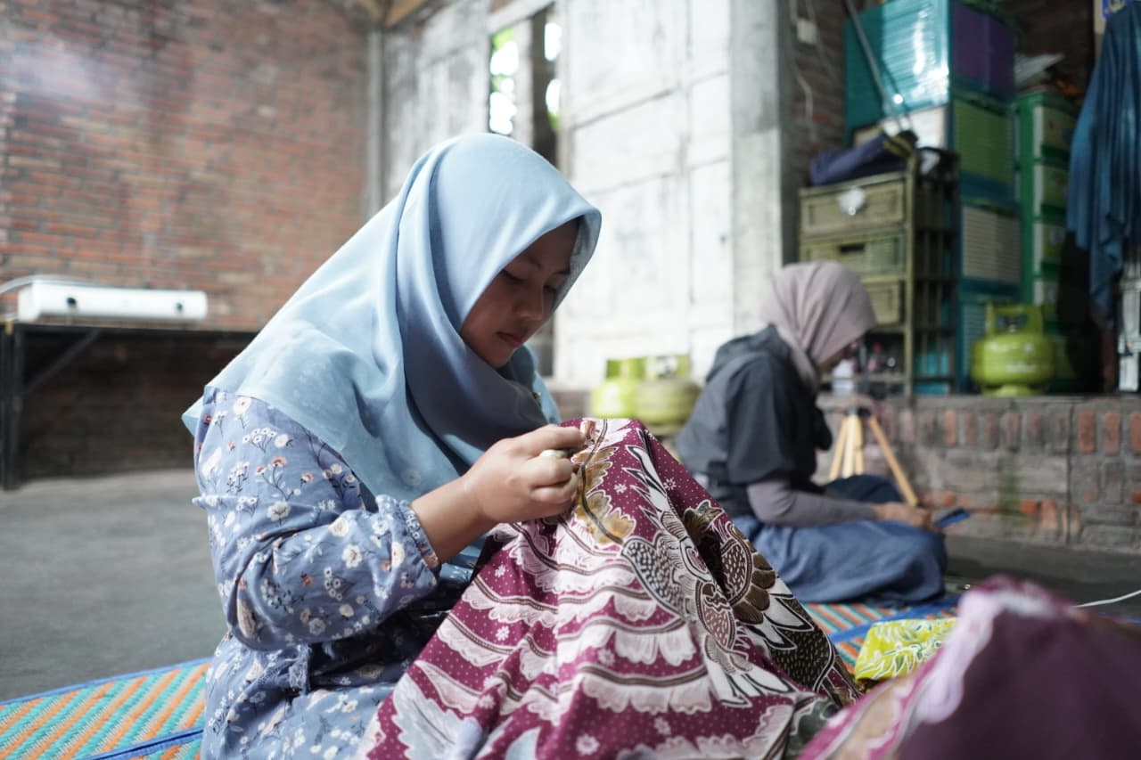 TRADISI: Proses membatik bantengan, warisan budaya Desa Sejahtera Astra Bumiaji, Kota Batu, yang berkembang melalui penguatan literasi dan pendidikan komunitas berbasis teknologi.