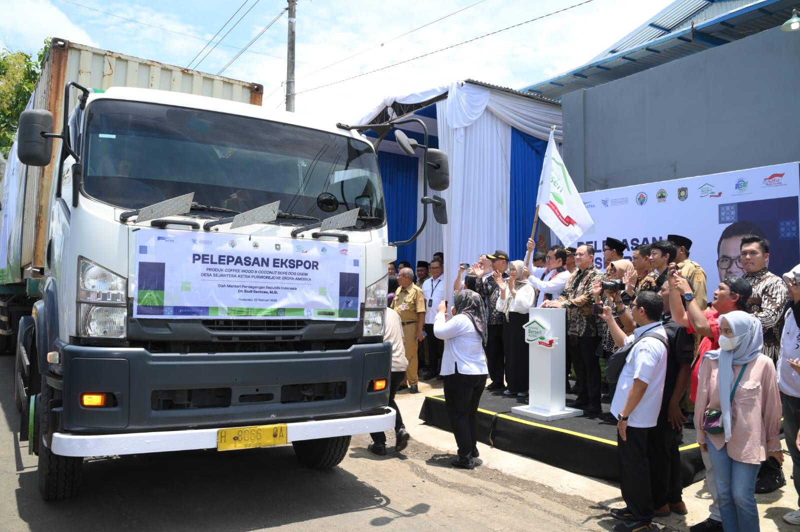 EKSPOR: Seremoni pelepasan ekspor perdana produk Coffee Wood dan Coconut Rope Dog Chew dari Desa Sejahtera Astra Purworejo ke Eropa dan Amerika Serikat, 27 Februari 2025.
