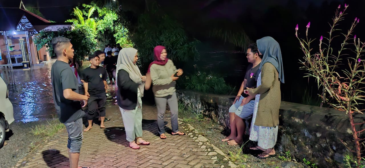 MENINJAU: Wali Kota Banjarbaru Lisa Halaby meninjau langsung lokasi kebanjiran.
