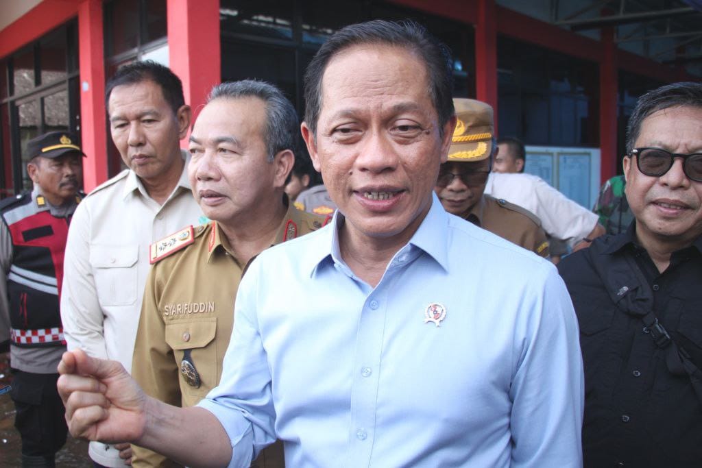 TINJAU BANJIR: Menteri Lingkungan Hidup RI Hanif Faisol Nurofiq meninjau kawasan terdampak banjir di Desa Bincau, Kabupaten Banjar, Selasa (30/12/2025).