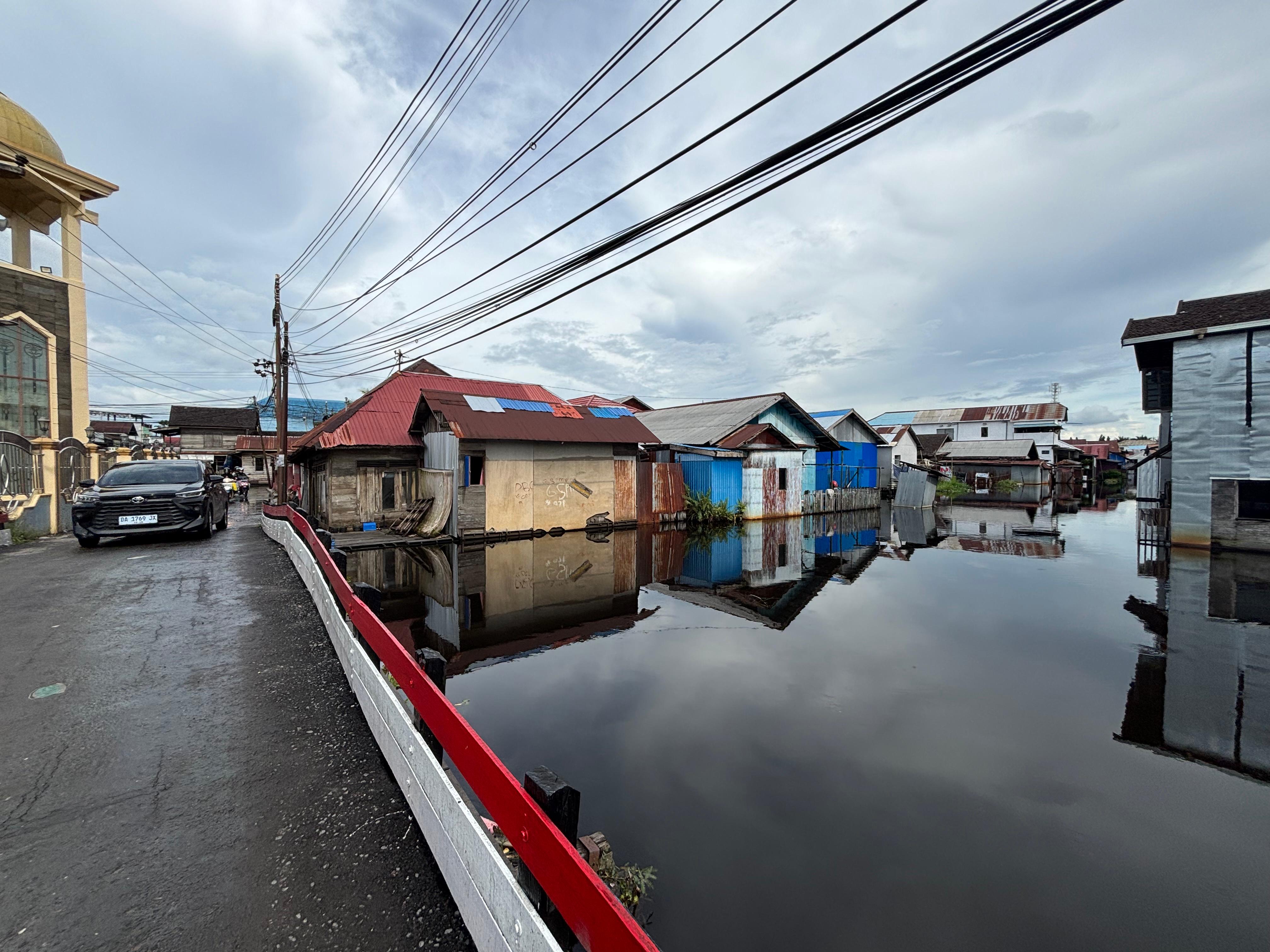 TERGENANG: Banjir rob yang menggenangi beberapa wilayah Kelurahan Pemurus Dalam.