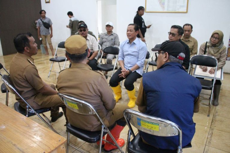 MONITORING: Menteri Lingkungan Hidup RI Hanif Faisol Nurofiq bersama Sekda Kalsel Muhammad Syarifuddin, mendiskusikan kondisi banjir di Desa Bincau, Kabupaten Banjar, Selasa (30/12/2025)